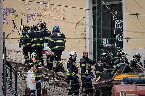 Bombeiros retiram vítimas da carcaça do elevador da Glória, que a 3 de setembro se despenhou contra um prédio, resultando em 16 mortos e vários feridos. Não é ainda conhecida a gravidade dos ferimentos dos sobreviventes. 