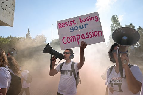 Manifestantes voltaram à rua para exigir a libertação dos reféns e o fim da guerra em Gaza. 