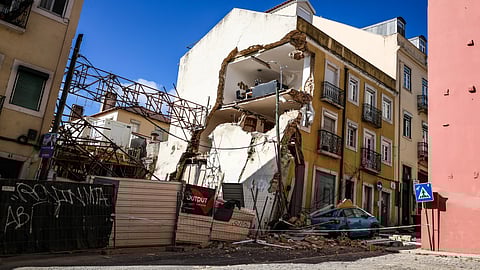 Queda da fachada de prédio antigo em Lisboa faz 16 desalojados. "Ninguém fica sem teto", garante Moedas