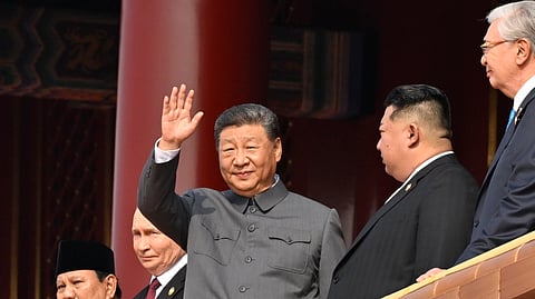 Vestido ao estilo de Mao, Xi assistiu ao desfile ladeado de Kim e de Putin.