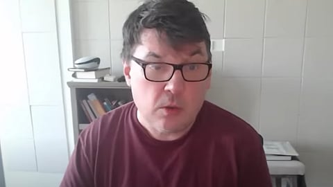 Autor de séries de comédia britânicas, Graham Linehan