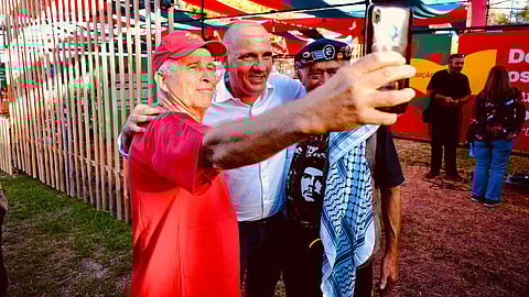 Paulo Raimundo a tirar uma selfie com participantes na Festa do Avante!, no primeiro dia da celebração do PCP.