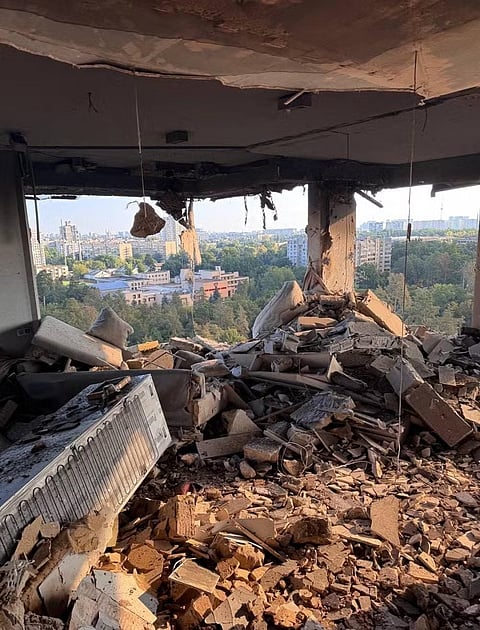 Foto do interior da residência, completamente destruída pelo ataque de drones russos. Há destroços de parede, buracos no teto, vidros partidos.