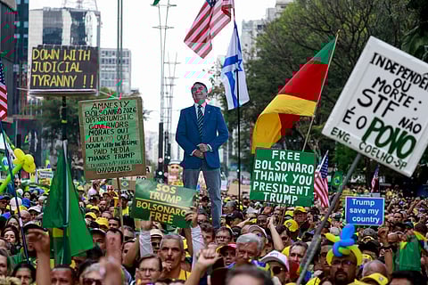 Bolsonaristas estendem bandeira gigante dos EUA em manifestação