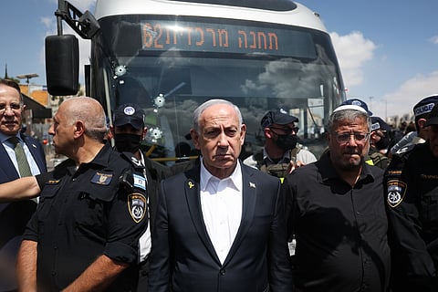 Netanyahu e Ben-Gvir junto ao autocarro alvo do ataque.