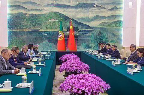 O ministro dos Negócios Estrangeiros, Paulo Rangel, durante um econtro com o seu homólogo chinês, Wang Yi, no Grande Palácio do Povo.