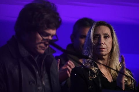 O caso de corrupção que envolve a irmã de Javier Milei, Karina Milei (à dir. na foto) pode ter contribuído para a derrota do partido do presidente da Argentina nas eleições em Buenos Aires.