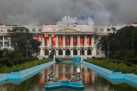 O parlamento do Nepal, em Katmandu, pegou fogo durante os protestos de terça-feira, dia 9 de setembro.