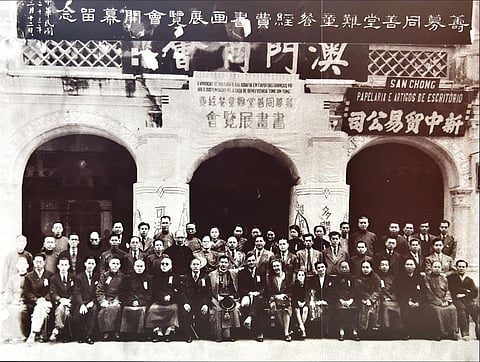 Em 1944, organizou-se em Macau uma exposição de pintura e caligrafia com o objetivo de arrecadar fundos para a Associação de Beneficência Tung Sin Tong, a fim de distribuir sopa a crianças necessitadas.