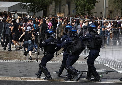 Protestos em França: estradas cortadas, contentores incendiados, confrontos com a polícia e 300 detidos