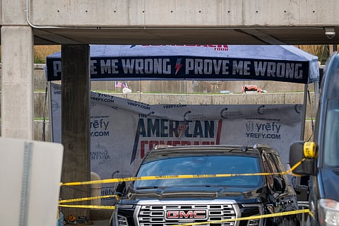 Fita da polícia em torno da tenda onde Charlie Kirk estava quando foi atingido a tiro. 