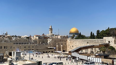 A mesquita da Cúpula da Rocha, com a sua cúpula dourada, destaca-se na Esplanada das Mesquitas, a que Israel chama Monte do Templo.