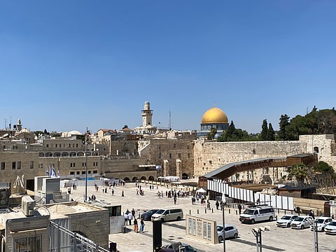 A cúpula dourada que se vê por cima do  Muro das Lamentações não é a mesquita de Al-Aqsa, mas a Cúpula da Rocha.