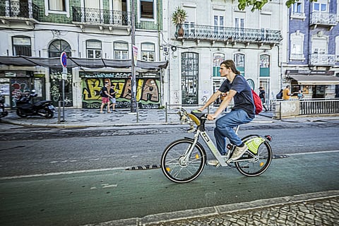 Um ciclista pedala pelas ruas de Lisboa. A capital continua a ser a cidade mais populosa do país, com mais de 575 mil habitantes, seguida de Sintra, Gaia e Porto.