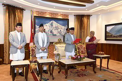 O presidente nepalês Ramchandra Paudel (segundo à direita) dissolveu o parlamento