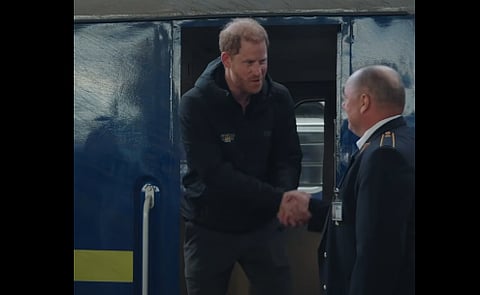 Príncipe Harry faz visita surpresa a Kiev e promete ajudar na recuperação de militares feridos