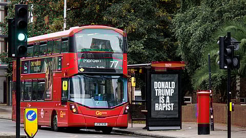 Trump é chamado de “violador” num cartaz de protesto numa paragem de autocarro de Londres.