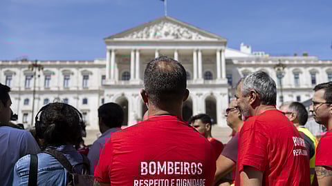 Bombeiros estão em vigília à porta do Parlamento.