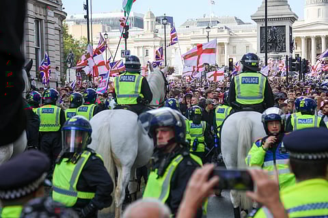 Policia a separar as duas manifestações no centro de Londres.