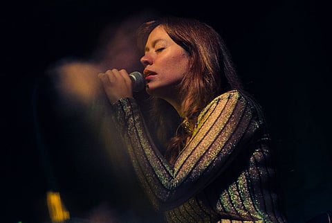 A cantora tem conquistado público e crítica com os álbuns Casa Branca (2019) e Azul (2023).