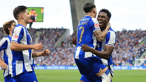 Samu festeja o golo.