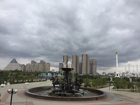 Astana, com o Palácio da Paz e da Reconciliação, em forma de pirâmide, à esquerda. À direita, pode ver-se a mesquita Hazrat Sultan.