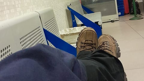 Brasileira detida no aeroporto de Lisboa dormiu em um banco.