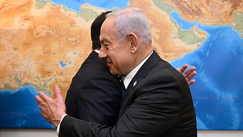 Marco Rubio e Benjamin Netanyahu num abraço que contraria o isolamento a que os países árabes e muçulmanos querem votar Israel.