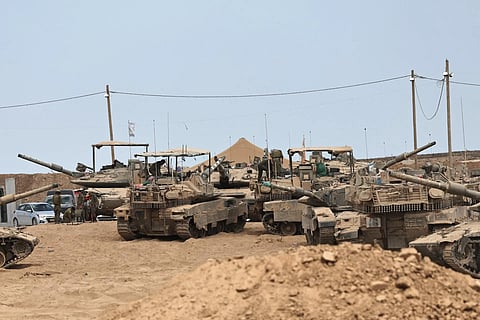 Tanques na fronteira entre Israel e Gaza.