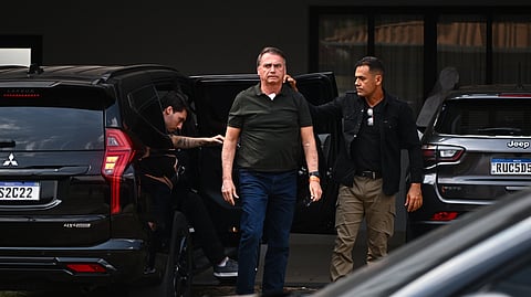 No domingo, Bolsonaro tinha saído brevemente da residência onde cumpre prisão domiciliária para realizar uma biópsia cutânea.