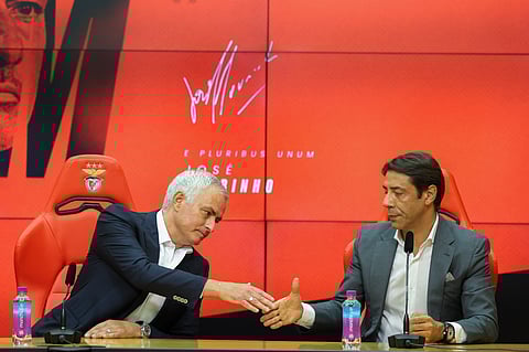 José Mourinho promete "viver para o Benfica" e garante ter assinado um contrato ético