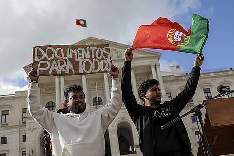 Manifestação de imigrantes em frente à Assembleia da República, em 2024.
