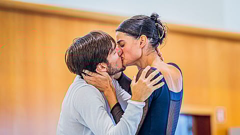 A bailarina Inês Ferrer interpreta o papel de Maria Monforte, e Francisco Gomes o de Pedro da Maia.  