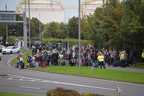 Multidão nos arredores do Aeroporto de Dublin.
