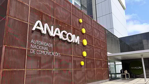 A Anacom esclarece que “não está a realizar contactos desta natureza” e que “a informação transmitida nestas chamadas é falsa”.


