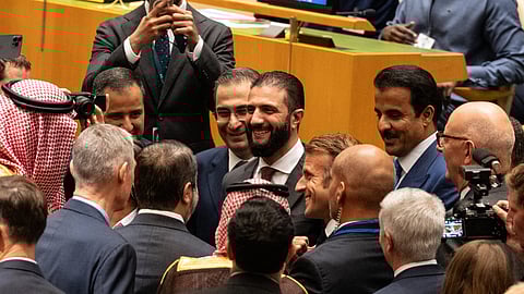 Macron rodeado de diplomatas e junto do líder sírio al-Sharaa.