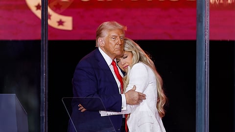 Donald Trump e Erika Kirk, a mulher de Charlie Kirk, no memorial ao ativista realizado este domingo. 