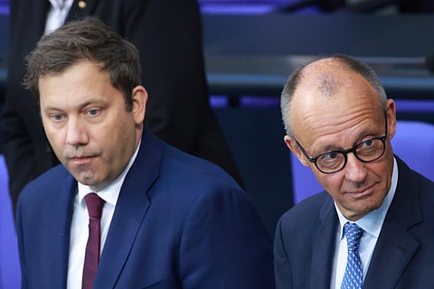 O ministro das Finanças Lars Klingbeil e o chanceler Friedrich Merz esta terça-feira no Parlamento alemão.