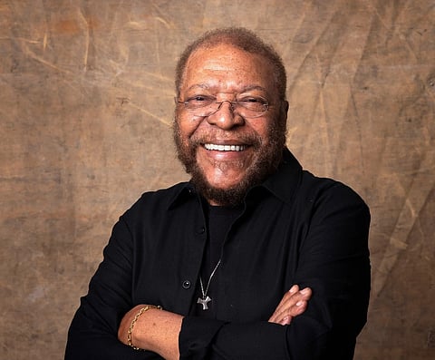 Sambista volta ao país para três apresentações. 