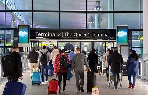 Polícia britânica detém suspeito de envolvimento no ciberataque que afetou aeroportos europeus 