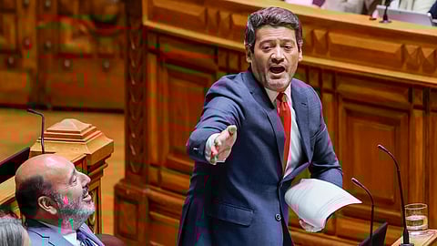 André Ventura, na primeira intervenção, frisou que a culpa do estado do setor da saúde em Portugal é porque “está a entrar imigrantes e, por isso, não há saúde para todos”.