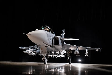 O caça Gripen é fabricado pela  aeroespacial Saab, da Suécia. Em Lisboa , a empresa   apresentou as vantagens face aos F-35.
