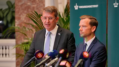 O ministro da Defesa Troels Lund Poulsen e o ministro da Justiça Peter Hummelgaard falam sobre a incursão de drones na Dinamarca.
