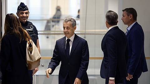 Sarkozy condenado a cinco anos de prisão. "Se querem que eu durma na prisão, dormirei, mas de cabeça erguida"
