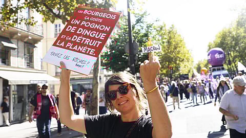 Cartaz a apelar para taxar os bilionários na manifestação de dia 18 contra as medidas de austeridades planeadas por François Bayrou.