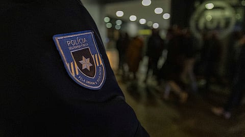 Detido por violência doméstica em prisão preventiva. Arrastada pela rua, vítima foi alvo de vários socos