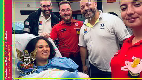 Bombeiros da Moita fazem 14º parto este ano em ambulância. Grávida ia a caminho do Hospital Garcia de Orta