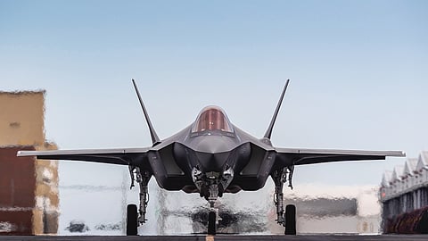 20 forças aéreas de todo o mundo já operam ou aguardam a entrega de caças F-35 nas suas três variantes. À direita a versão F-35A. 