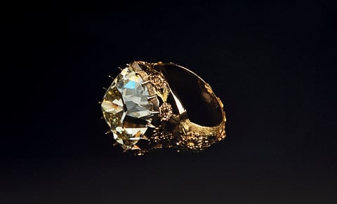 Este anel luxuoso, datado do 1º trimestre do século XIX
século, pode ter sido feito em Portugal ou no Brasil e
pertenceu ao rei D. João VI