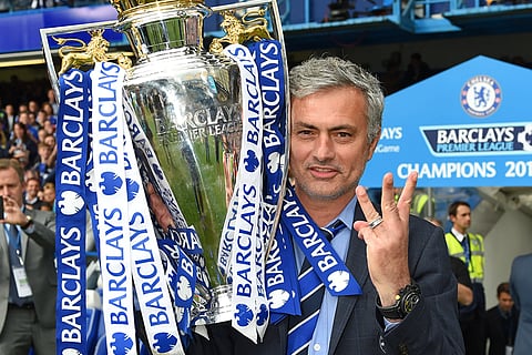 José Mourinho com a taça da Premier League de 2014/2015.
